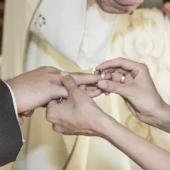 Wymiana obrączek podczas ceremonii. Dziś świętujemy 21 rocznicę ślubu, symbolizując wieczną miłość.