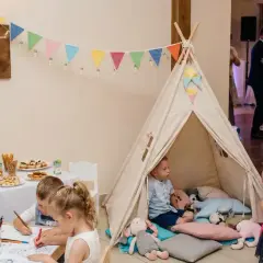 Strefa dzieci na weselu: maluchy rysują, bawią się w tipi i puszczają bańki, podczas gdy dorośli tańczą.