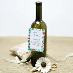 Wino weselne z wesołymi wierszykami na flaszkę. Dekoracja z koronką i kwiatami.
