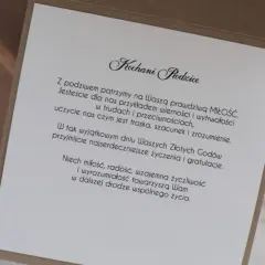 Wzruszające cytaty na 50 rocznicę ślubu dla rodziców. Życzenia miłości, radości i wzajemnej życzliwości.