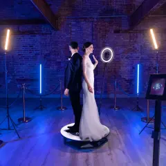 Para weselna na obrotowej platformie fotobudki 360. Sprawdź, jaka jest fotobudka 360 wynajem cena i uwiecznij wyjątkowe chwile!