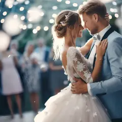 Para młoda tańczy przy blasku świateł, a w tle rozbrzmiewają piękne piosenki na wesele.