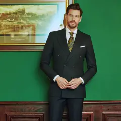 Elegancki mężczyzna w czarnym garniturze szytym na miarę. Cena tego klasycznego stroju podkreśla jego jakość i prestiż.