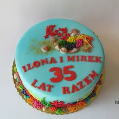 Niebieski tort z motywem morskim na 35 rocznicę ślubu Ilony i Mirka. Dekoracje z koralowców, muszelek i kolorowych cukrowych elementów.