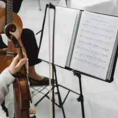 Muzycy grają na gitarze i skrzypcach. Zastanawiasz się, ile kosztuje oprawa muzyczna w kościele?