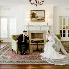 Para młoda siedzi naprzeciwko siebie w eleganckich fotelach. Zastanawiają się, ile trwa ślub cywilny, zanim rozpoczną swoją wspólną podróż.