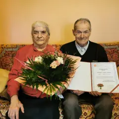 Para Genowefa i Jan Dziedzic świętuje 70 rocznicę ślubu. Otrzymali gratulacje i bukiet kwiatów.