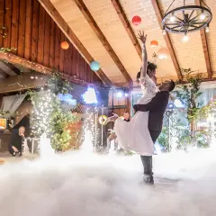 Para młoda wiruje w dymie i fajerwerkach, jakby to był ich taniec w chmurach.
