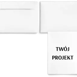 Biała koperta i kartka z napisem "TWÓJ PROJEKT". Idealne do nauki, jak zrobić zaproszenie.