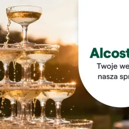 Wieża kieliszków z szampanem, idealne wino na wesele. Alcostore zadba o Wasze świętowanie.