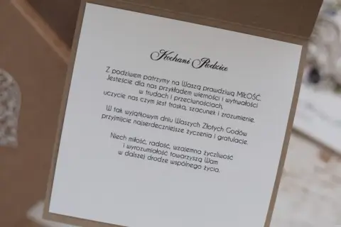 Wzruszające cytaty na 50 rocznicę ślubu dla rodziców. Życzenia miłości, radości i wzajemnej życzliwości.