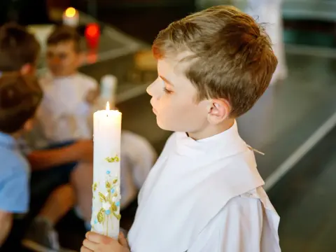 Ile lat ma dziecko do Komunii? Wiek, warunki i wczesna Komunia