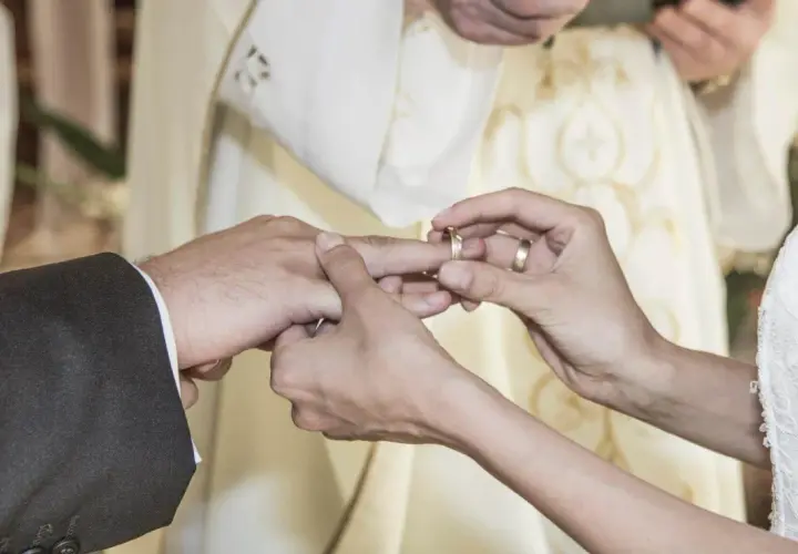 Wymiana obrączek podczas ceremonii. Dziś świętujemy 21 rocznicę ślubu, symbolizując wieczną miłość.
