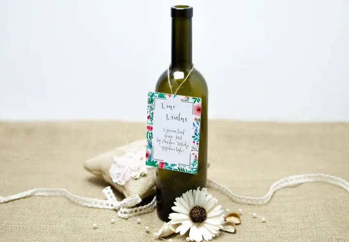 Wino weselne z wesołymi wierszykami na flaszkę. Dekoracja z koronką i kwiatami.