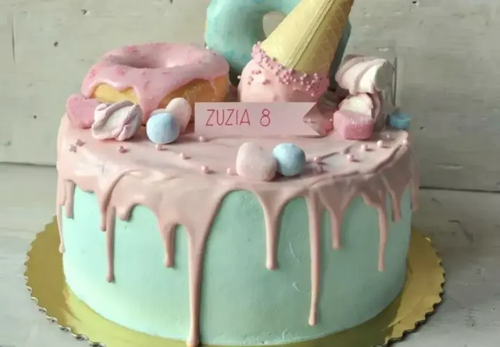 Kolorowy tort ze słodyczami dla dzieci, ozdobiony pączkami, lodami i piankami. Idealny na urodziny Zuzi!