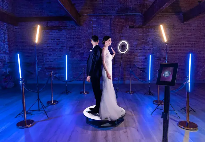 Para weselna na obrotowej platformie fotobudki 360. Sprawdź, jaka jest fotobudka 360 wynajem cena i uwiecznij wyjątkowe chwile!