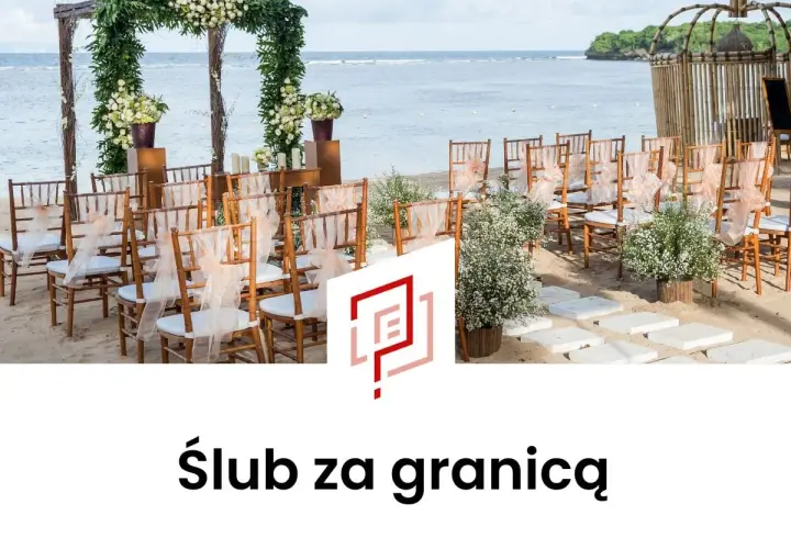Piękne miejsce na ślub kościelny za granicą. Krzesła ozdobione wstążkami czekają na gości przy ołtarzu na plaży.