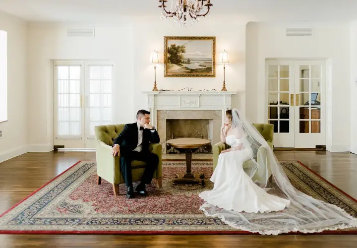 Para młoda siedzi naprzeciwko siebie w eleganckich fotelach. Zastanawiają się, ile trwa ślub cywilny, zanim rozpoczną swoją wspólną podróż.
