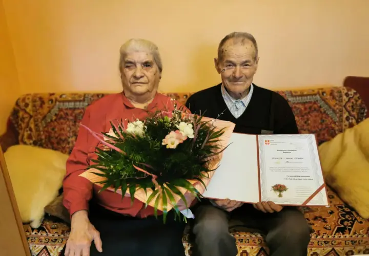 Para Genowefa i Jan Dziedzic świętuje 70 rocznicę ślubu. Otrzymali gratulacje i bukiet kwiatów.