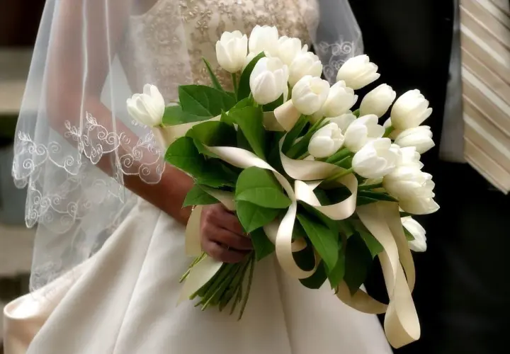 Białe tulipany w bukiecie ślubnym, idealne do połączenia z delikatnymi dodatkami.