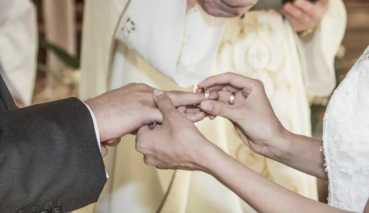 Wymiana obrączek podczas ceremonii. Dziś świętujemy 21 rocznicę ślubu, symbolizując wieczną miłość.