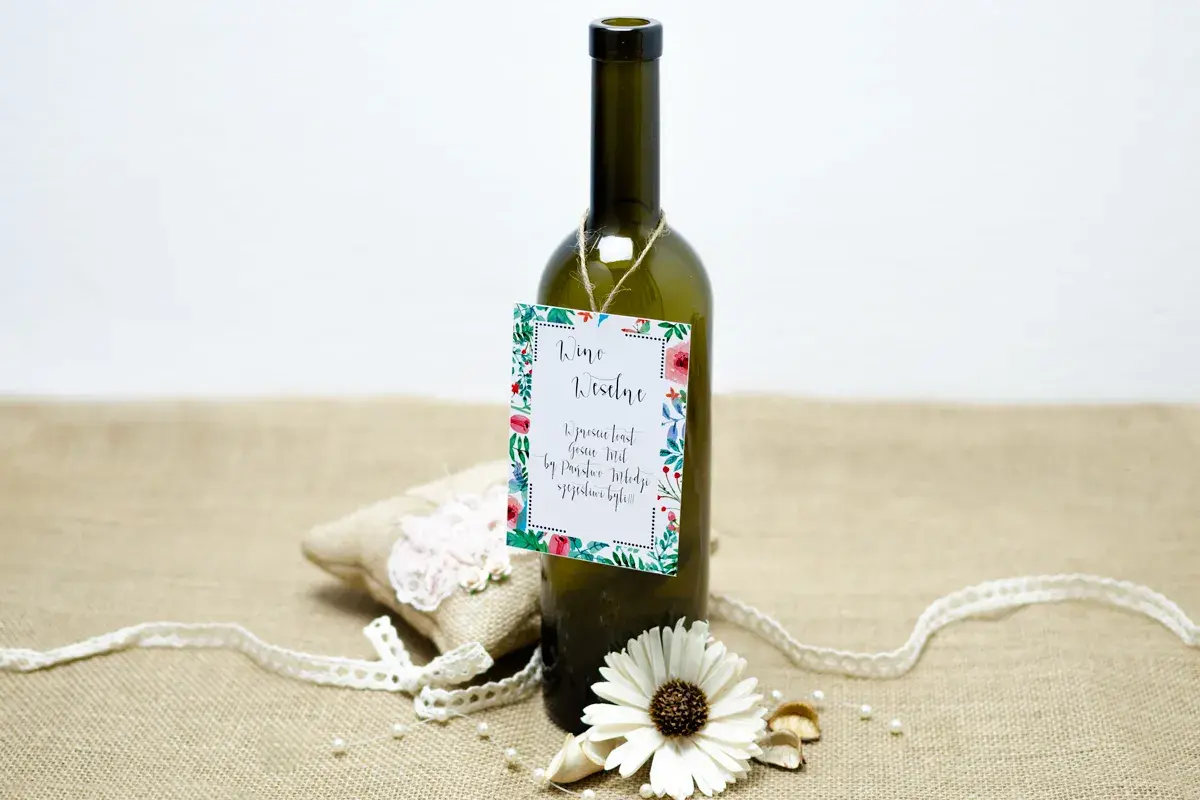 Wino weselne z wesołymi wierszykami na flaszkę. Dekoracja z koronką i kwiatami.