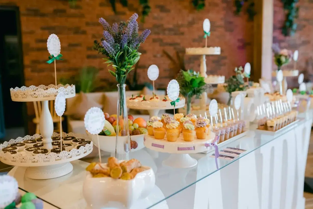 Słodki stół na rocznicę ślubu w domu: babeczki, owoce, ciastka i deserki. Idealny pomysł na rocznicę ślubu w domu.
