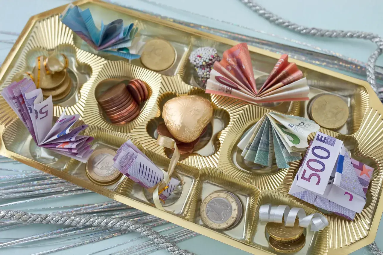Złota bombonierka wypełniona banknotami euro i monetami. Pomysł, jak śmiesznie zapakować pieniądze na prezent, zaskoczy każdego!