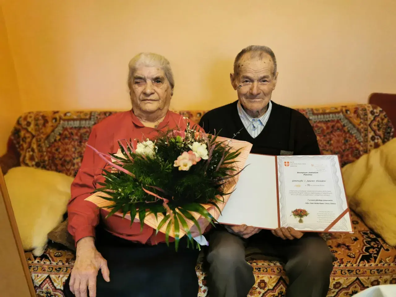 Para Genowefa i Jan Dziedzic świętuje 70 rocznicę ślubu. Otrzymali gratulacje i bukiet kwiatów.