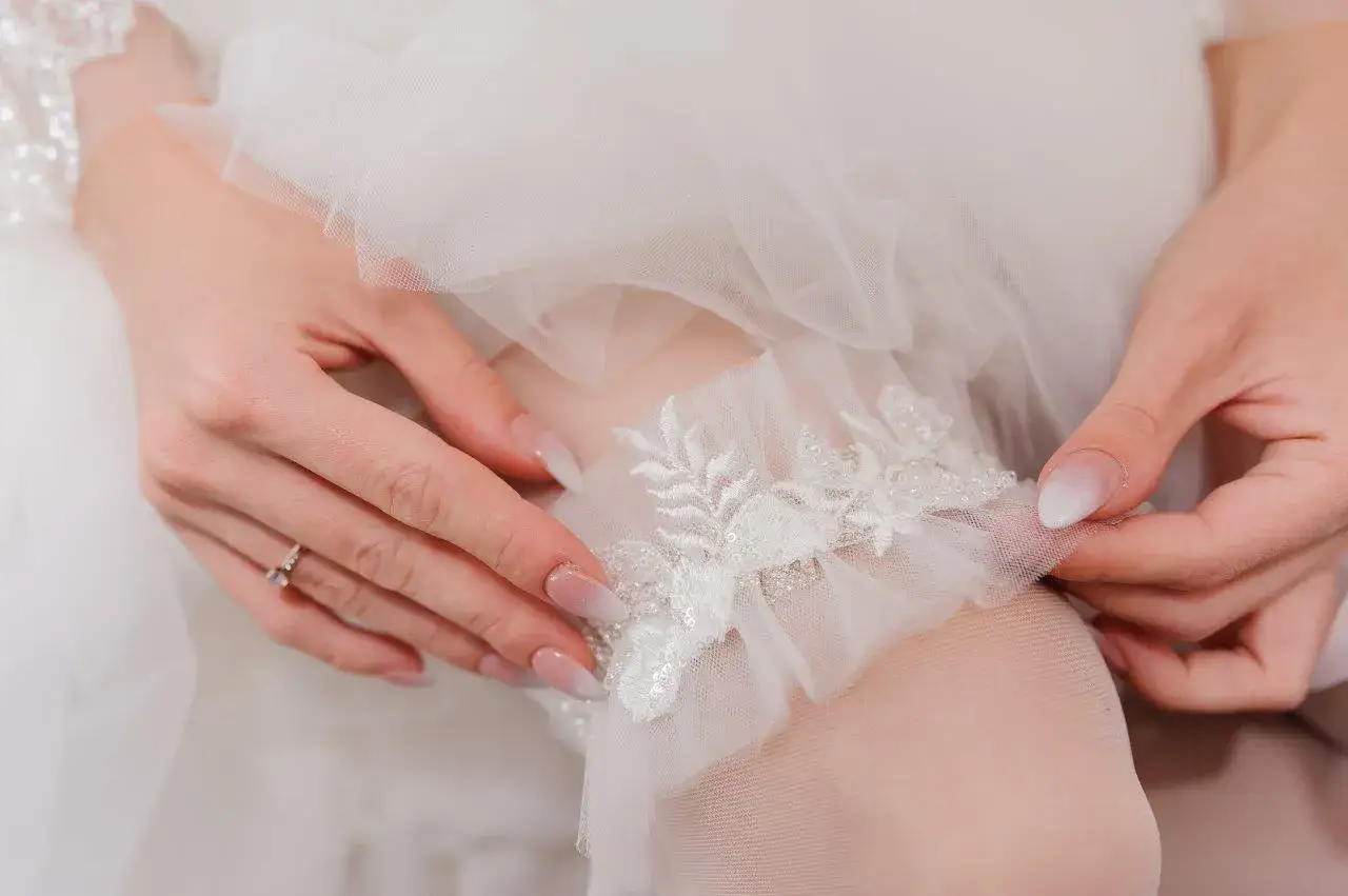 Delikatna podwiązka ślubna po co? To piękny dodatek, który podkreśla elegancję panny młodej i dodaje jej pewności siebie w tym wyjątkowym dniu.