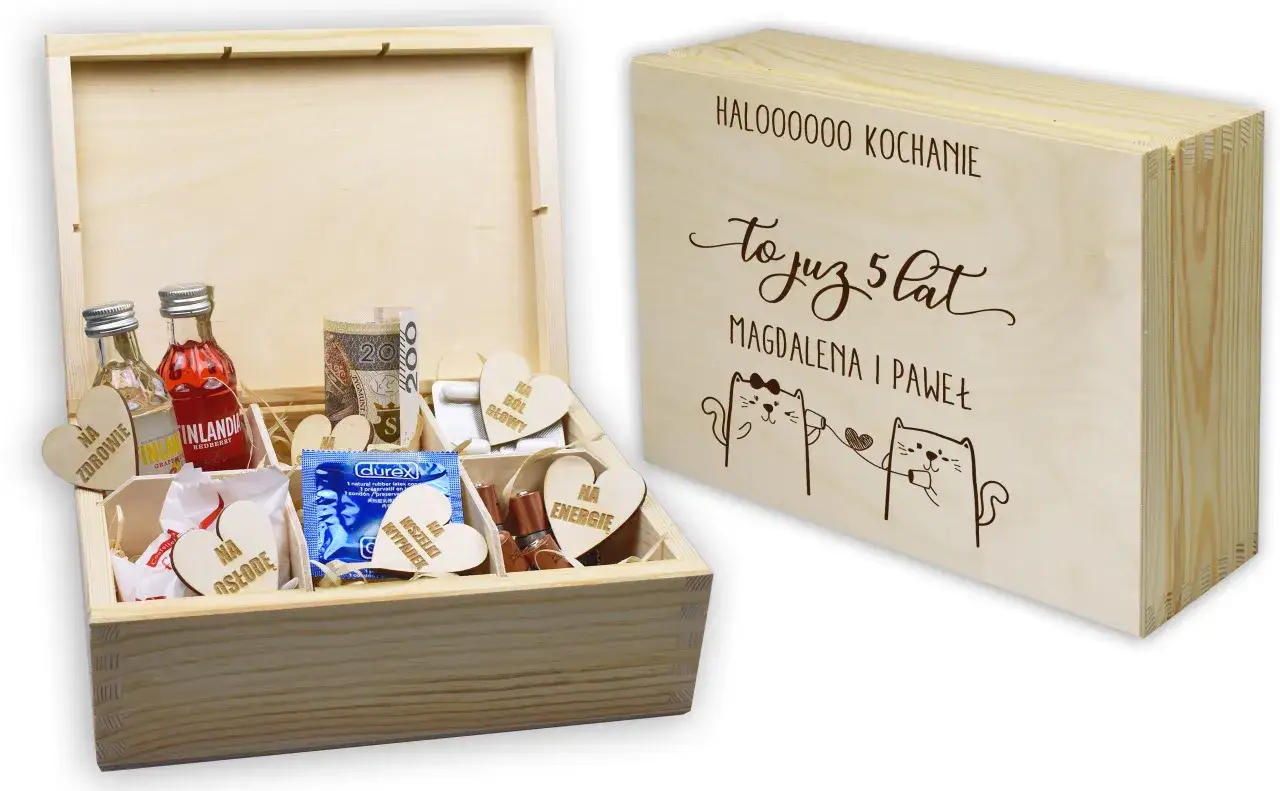 Drewniana skrzynka z prezentami na 6 rocznicę ślubu: mini alkohole, prezerwatywy, pieniądze, serduszka z napisami. Na wieczku kotki i napis