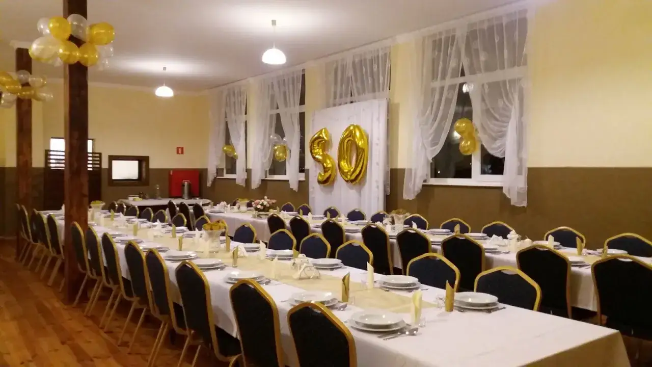 Uroczysta sala bankietowa udekorowana na złote wesele. Balony i cyfry