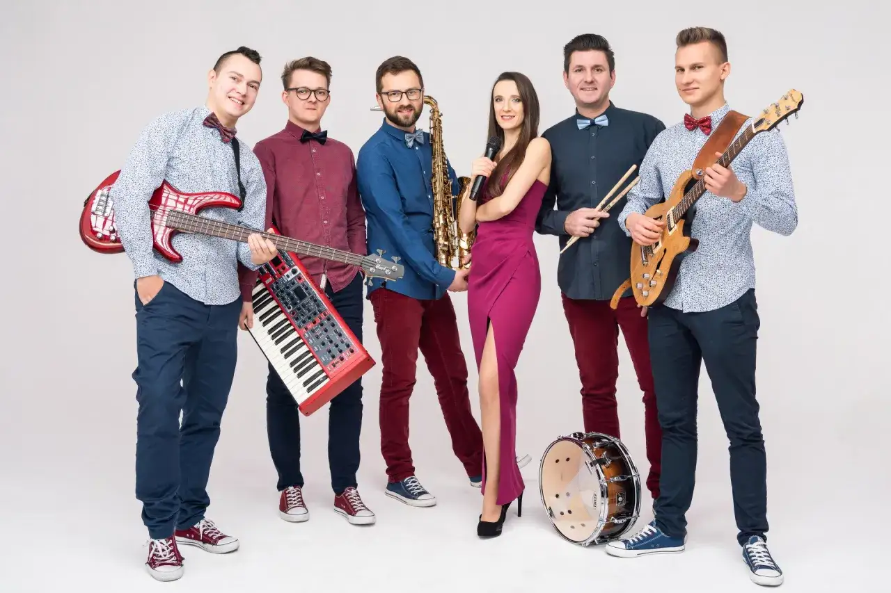 Zespół muzyczny gotowy na wesele! Sprawdź, ile kosztuje orkiestra na wesele, by zapewnić niezapomnianą oprawę muzyczną.